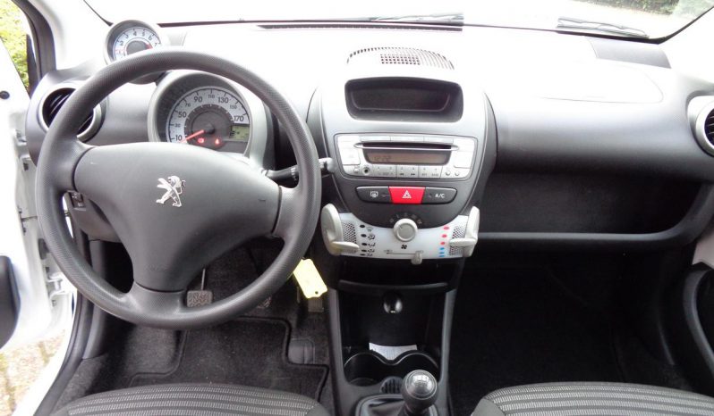 Peugeot 107 personenauto vol